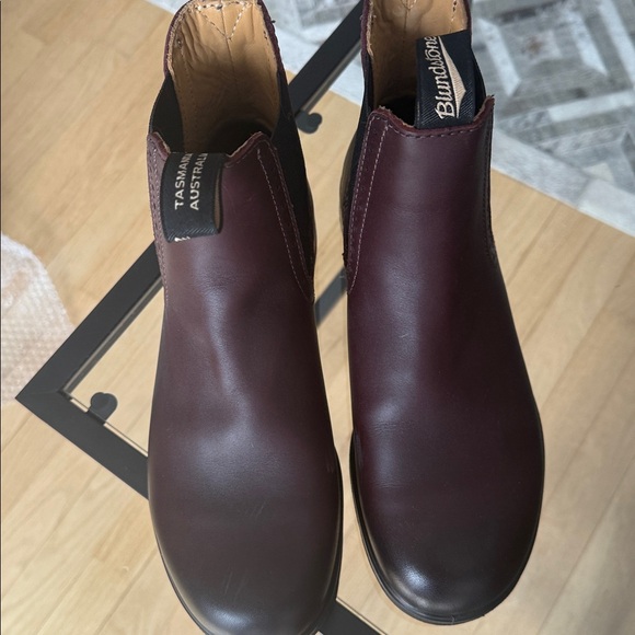 Women’s Blundstones - Picture 2 of 5